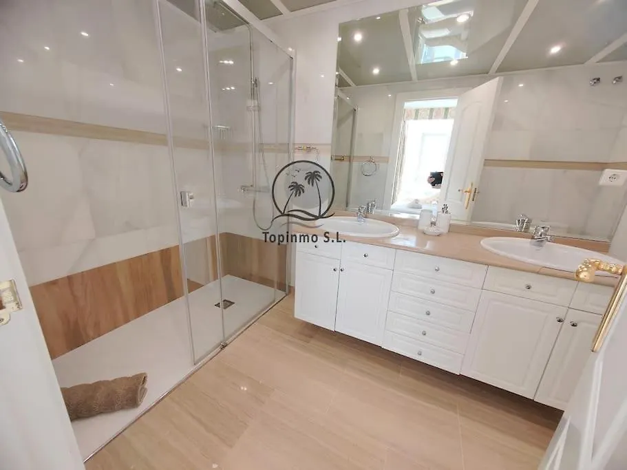 Sunny 3 Bed Apartment Island Puerto Marina بينالماذينا