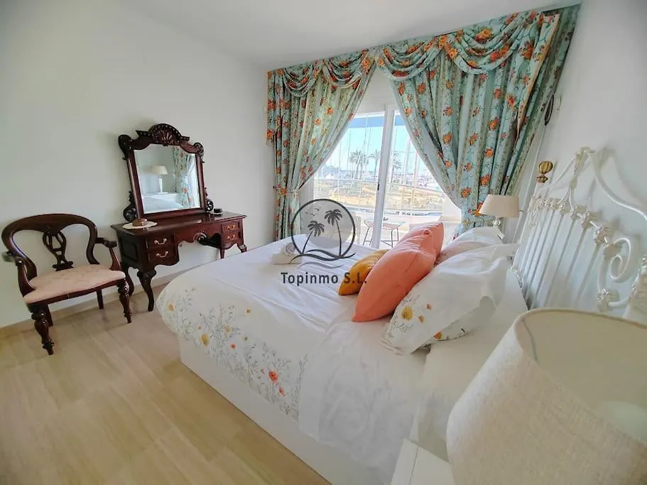 Sunny 3 Bed Apartment Island Puerto Marina بينالماذينا