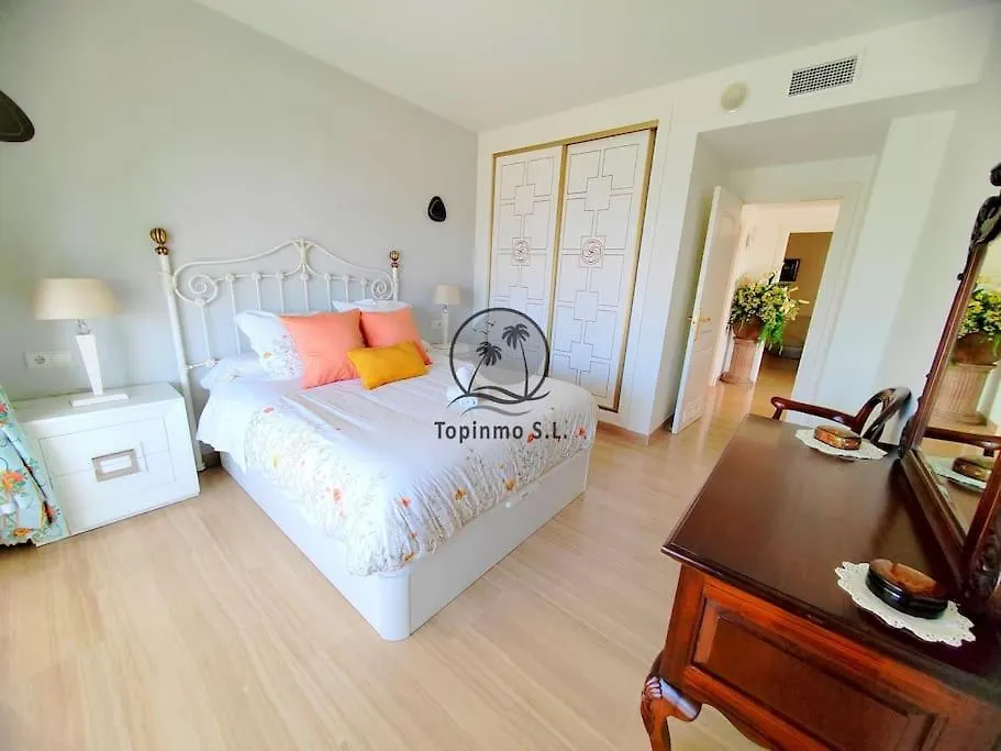 Sunny 3 Bed Apartment Island Puerto Marina بينالماذينا